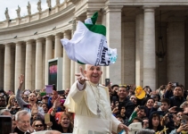 Pope_Francis_catching_a_flag_during_the_Papal_Audience Pope_Francis_catching_a_flag_during_the_Papal_Audience
